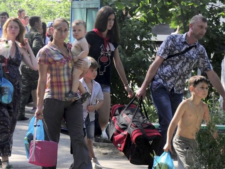 В Киеве 200 переселенцев поселились в ангаре завода (ВИДЕО)