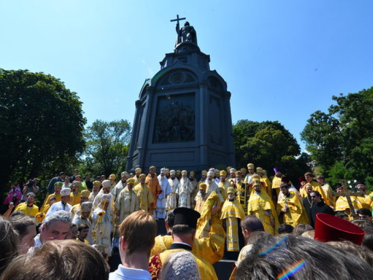 На Владимирской горке около полутысячи священников молятся за мир в Украине (ФОТО)