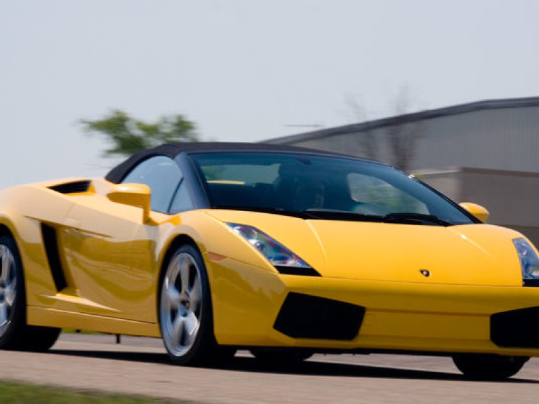 Банк за долги отбирает у диллера три Lamborghini