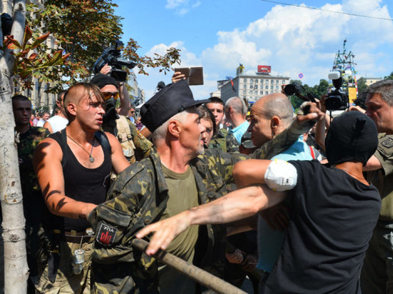 В сегодняшних беспорядках на Майдане пострадало 50 милиционеров, 10 активистов задержаны — МВД