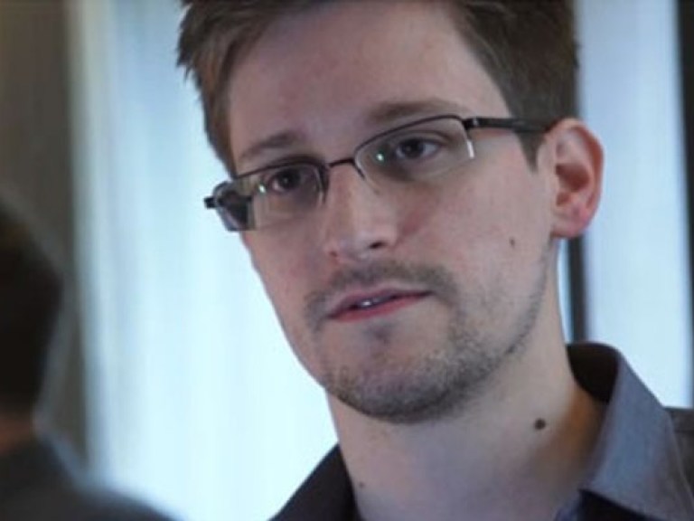 Известный российский адвокат пишет роман о Сноудене