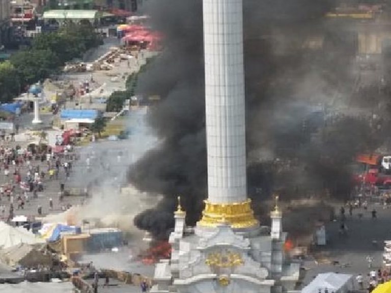 Пожарные погасили палатки возле стелы на Майдане