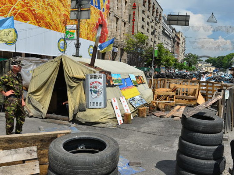 На Майдане Незалежности активисты провели Вече, а коммунальщики разобрали сцену
