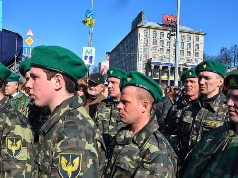 Переселенцев из Донецкой и Луганской областей хотят поставить на воинский учет