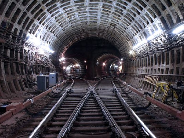 Столичное метро приостановило движение на «синей» линии