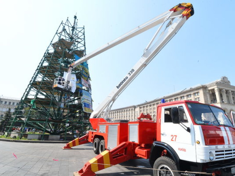 В центре Киева приступили к демонтажу новогодней «майдановской» елки (ФОТО)