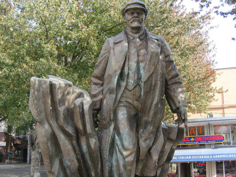 В Одесской области за ночь разгромили 3 памятника Ленину