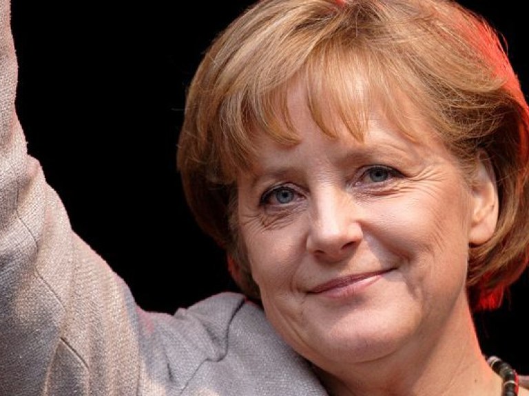 Меркель: децентрализация власти позволит русскоязычному населению Украины оставаться со своей страной