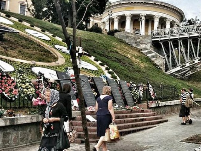 Возле мемориала героям «Небесной сотни» на Институтской выстроилась очередь