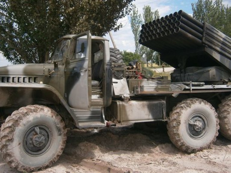 Штаб АТО: в Донецкой области поселок Коммунар обстрелян из «Градов» и охвачен огнем