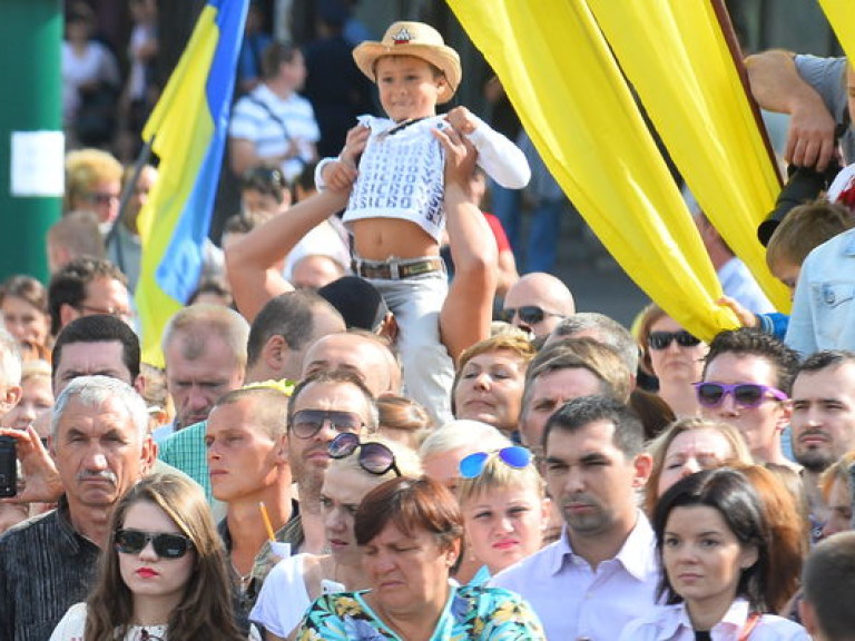 На Андреевском спуске в Киеве половина прохожих одеты в вышиванки (ФОТО)