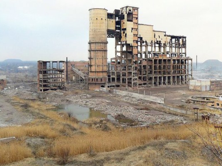 В Луганской области обстрелян химический завод, горят склады