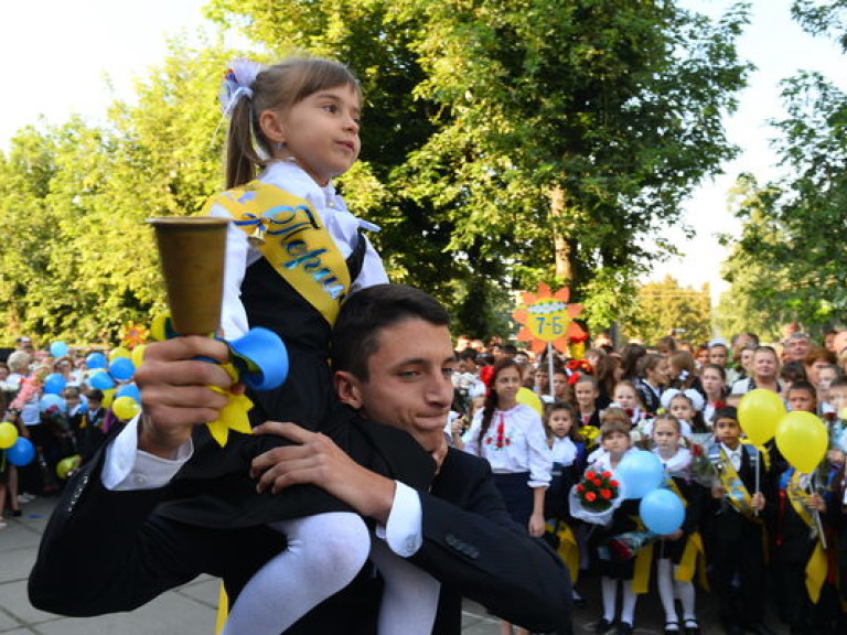 День знаний в Киеве: Вышиванки, улыбки и голуби мира