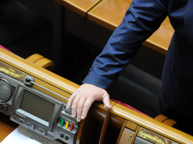 Парламентарии с третьей попытки поддержали повестку дня пятой сессии Рады