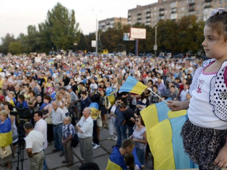 В Мариуполе прошел многотысячный митинг за мир в Украине