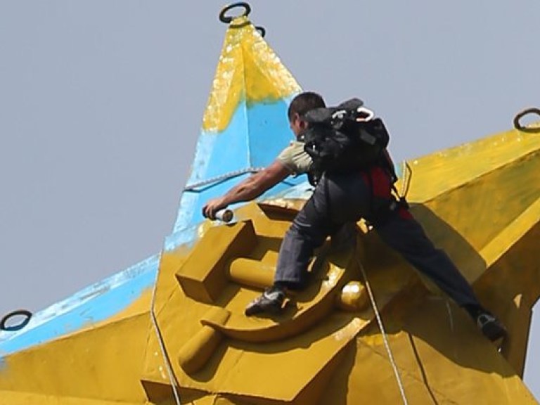 Руфер, покрасивший в желто-синий цвет шпиль московской высотки, объявлен в международный розыск