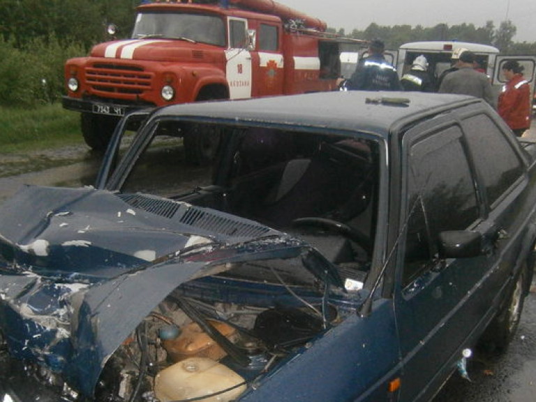 В Житомирской области легковушка врезалась в отбойник, 4 человека погибло