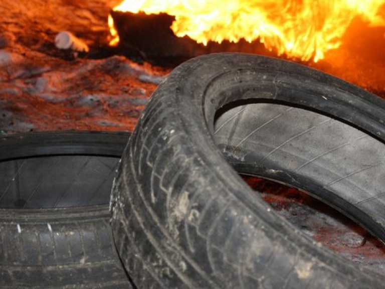 На Грушевского горят шины: митингующие перекрыли движение и требуют принять закон о люстрации