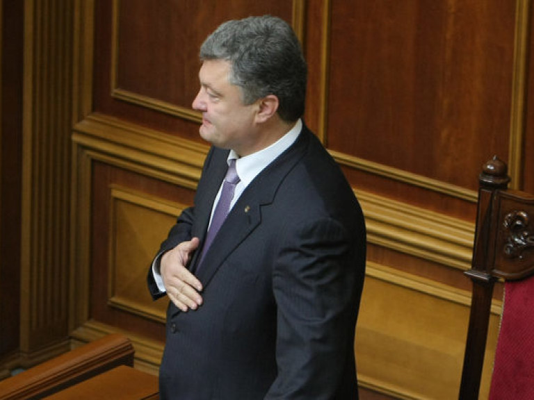 Порошенко подписал закон о ратификации СА с ЕС в сессионном зале парламента