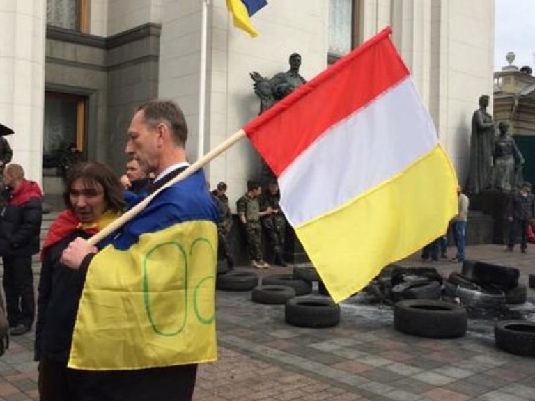 Митингующие подожгли шины под зданием Верховной Рады