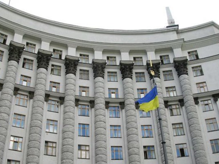 Яценюк распорядился проверить членов Кабмина на соответствие закону о «люстрации»