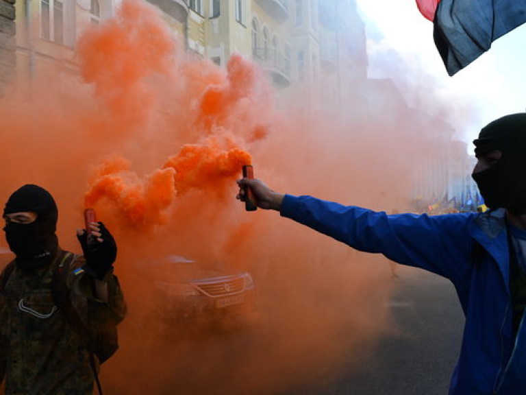 Под АП акция протеста окончилась &#171;файер-шоу&#187; и применением взрывпакетов