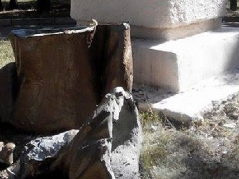 В Харькове мародеры разрушили памятник Ленину