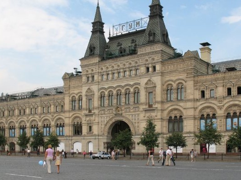 В Москве ГУМ эвакуируют из-за сообщения о бомбе