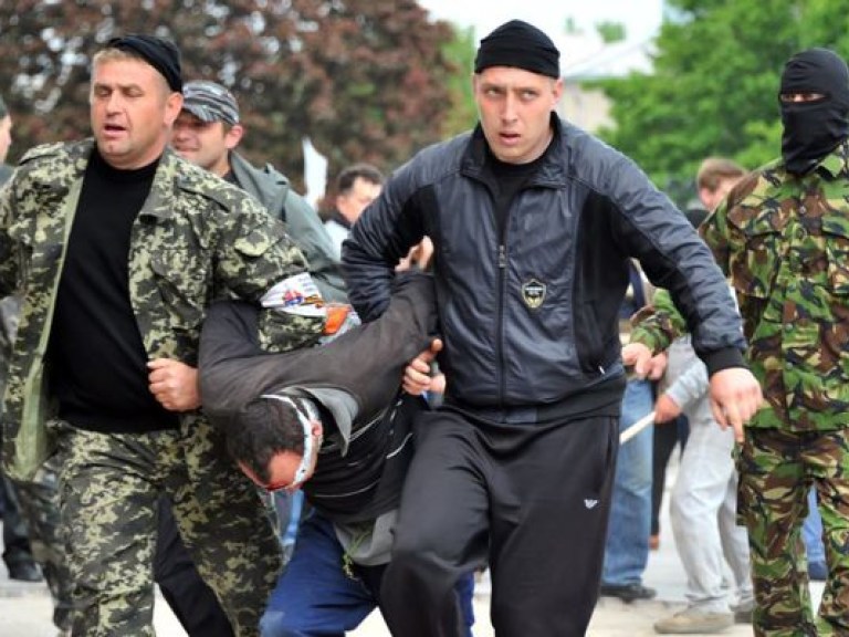 В плену на Донбассе находятся не менее 700 украинцев — Президент