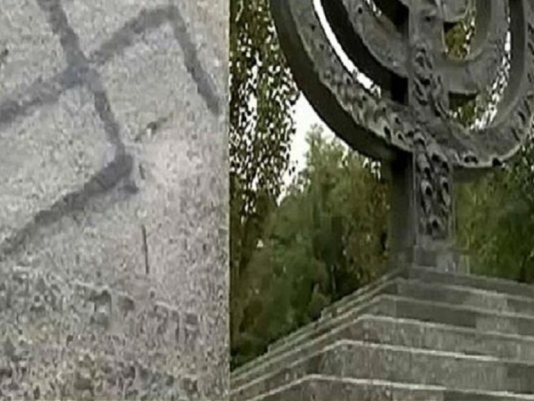 В Киеве осквернили памятник погибшим в Бабьем Яру (ВИДЕО)