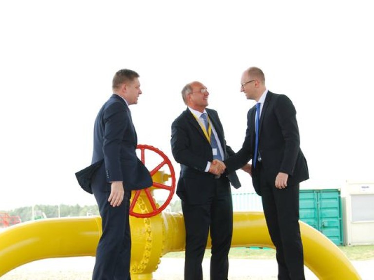 Планы Яценюка по реверсу газа улетели в трубу из-за Венгрии