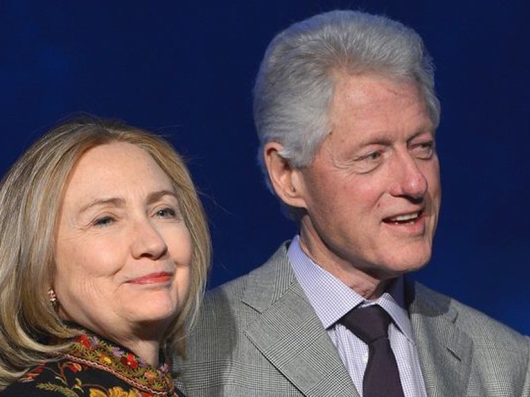 Билл и Хиллари Клинтон впервые стали дедушкой и бабушкой