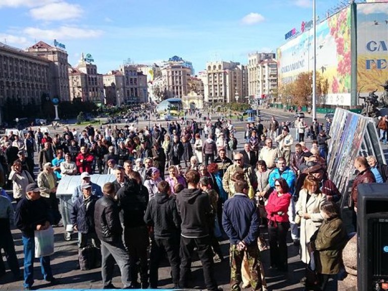 В центре Киеве прошло немногочисленное народное Вече, на котором обсудили армию и люстрацию (ФОТО)