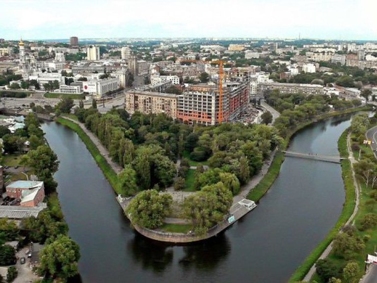 В Харькове улицы патрулируют бронемашины, метро в центре закрыли (ФОТО)