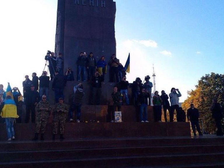 Уголовное дело против вандалов, сваливших памятник Ленину в Харькове, закрыли (ФОТО)