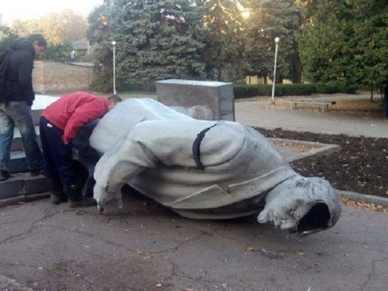 В Кривом Роге вандалы повалили памятник Ленину