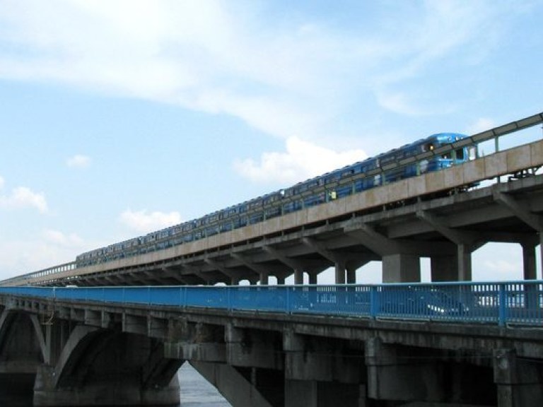 На столичном мосту «Метро» из-за ремонта сегодня ограничат движение транспорта