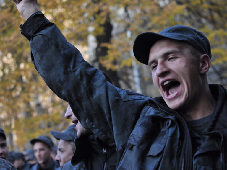 Солдаты &#8212; срочники в Харькове вышли поддержать протестующих в Киеве