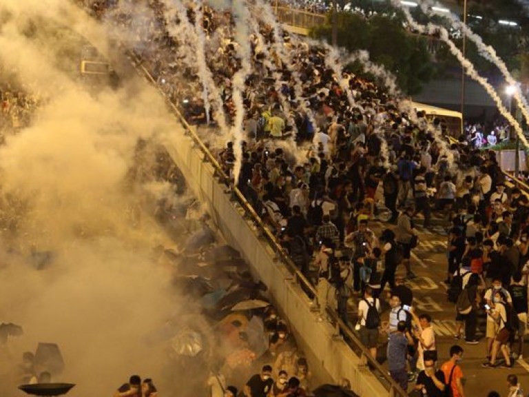 В центре Гонконга полиция демонтировала часть баррикад митингующих