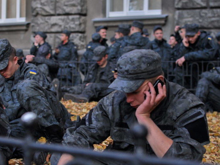 Митингующие под АП не расходятся, требуя от Президента подписать закон о демобилизации