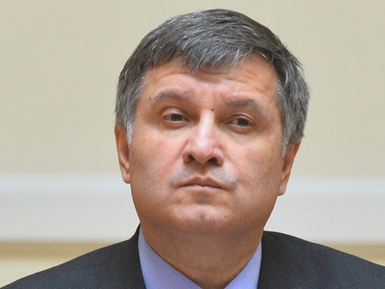 Аваков пообещал провести расследование инцидента с митингом солдат Нацгвардии под АП