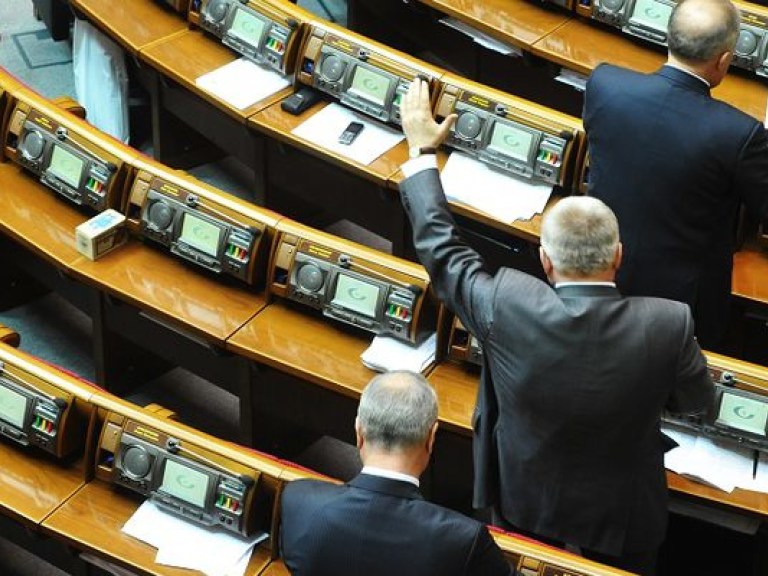 Народных депутатов предлагают лишать мандатов за драки и ненормативную лексику