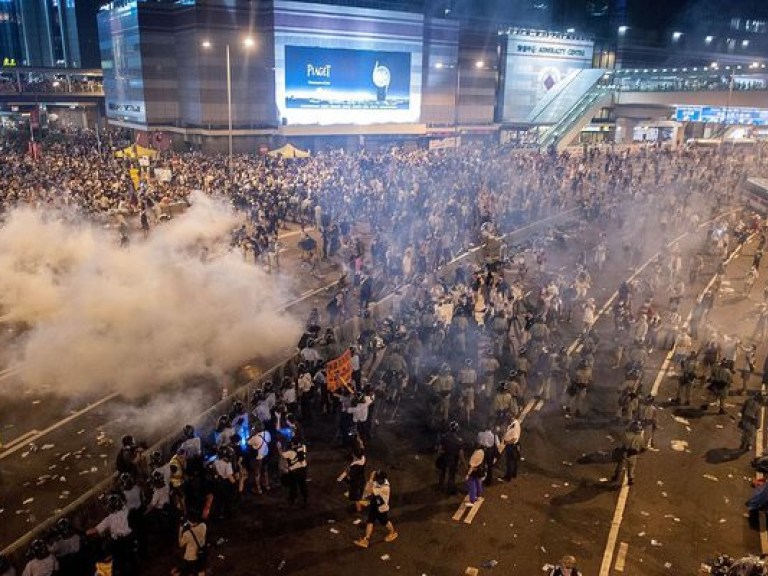 В Гонконге полиция разобрала баррикады протестующих