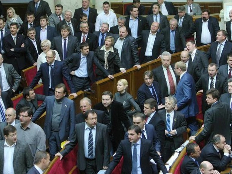 Эксперт: Деятельность парламента VII созыва – крайне противоречивая