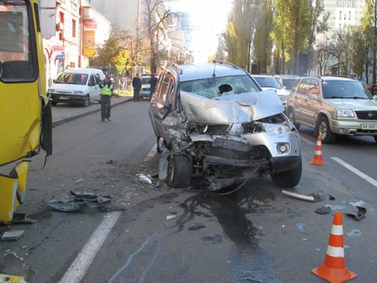 В Киеве на бульваре Шевченко две маршрутки столкнулись с внедорожником: есть пострадавшие (ФОТО)