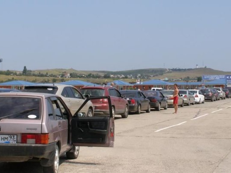 На Керченской переправе в пробке застряли около тысячи автомобилей