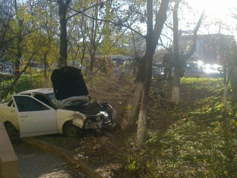 В Харьковской области автомобиль столкнулся с деревом: трое человек погибло