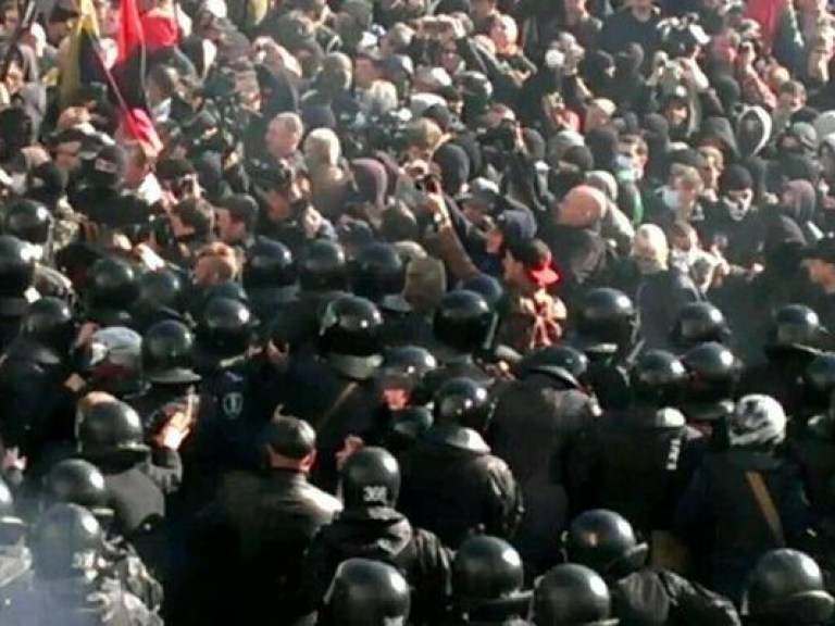 Под парламентом активисты и бойцы батальона «Киев-1» требуют принять изменения к Закону о выборах