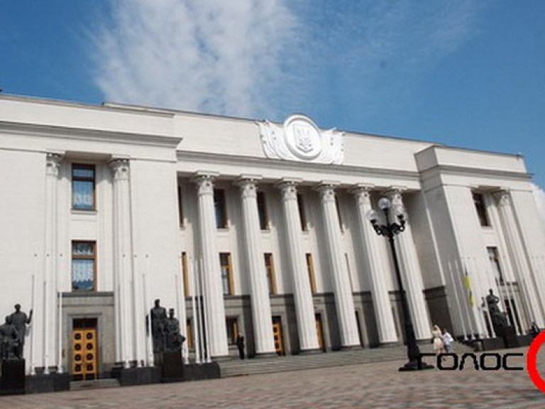 Турчинов объявил перерыв и призвал депутатов прийти в Раду
