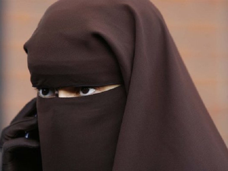 В Париже из театра выгнали мусульманку за отказ снять никаб